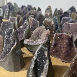 Bases de corte de amatista arcoíris con forma de piedra cruda con colección de impresión láser para el Día del Padre y ocasiones de Año Nuevo chino - Product Image 2