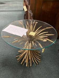 Table basse en aluminium personnalisée avec volutes florales et surface en verre lisse idéale pour le placement de meubles de déclaration - Product Image 3