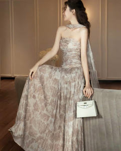 Destaca en la fiesta con este vestido de noche único con estampado hecho en Vietnam. Personalizable OEM/ODM Hecho en Vietnam - Product Image 4