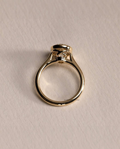 Bague Moissanite Moderne 2.5 Carat Brillant Coupe Ronde avec Lunette Set Solitaire Design Parfait pour les Bijoux de Mariée ou la Mode - Product Image 4