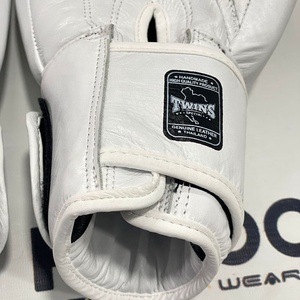 Gants de boxe professionnels jumeaux - Respirants, antidérapants, fermeture à lacets, design personnalisable pour l'entraînement au MMA, au Muay Thai et au kick-boxing - Product Image 5