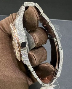 Montre en or rose bicolore avec boîtier et bracelet en acier inoxydable, cadran romain, 41 mm, moissanite VVS, résistance à l'eau 10 bars - Product Image 3