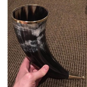 Corne à boire de style viking avec support, corne naturelle, mug à bière fait à la main, vaisselle médiévale - Product Image 2