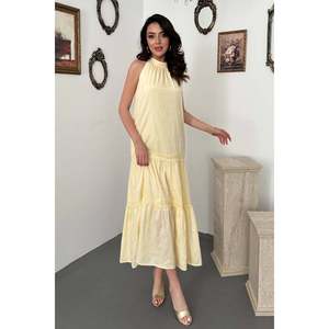 Vestido Maxi Amarillo con Capas y Detalles de Encaje - Amarillo - Product Image 2