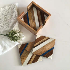 Posavasos cuadrados de mármol Calidad duradera Diseño único Almohadilla de aislamiento térmico Hecho a mano Posavasos cuadrado elegante de madera de olivo y resina - Product Image 2