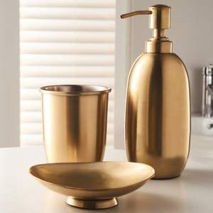 Ensemble de salle de bain en laiton, style minimaliste, accessoires conçus pour une salle de bain moderne et propre - Product Image 1