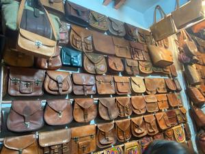 Bolso bandolera pequeño de cuero genuino unisex hecho a mano con forro de lona y cierre de cremallera bolso de hombro personalizado - Product Image 3