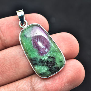 Encantadora joyería de plata de ley 925, colgante de zoisita de rubí en bruto, colgante hecho a mano de piedras preciosas a la venta al mejor precio - Product Image 1