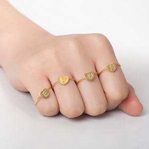 Joyería personalizada mujeres oro M letra anillo Acero inoxidable letras anillo - Product Image 4
