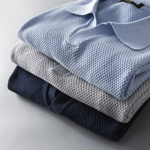 Camisa de hombre de manga corta con cuello en V ligero y transpirable de verano sólido con logotipo personalizado con bolsillo de punto informal - Product Image 2