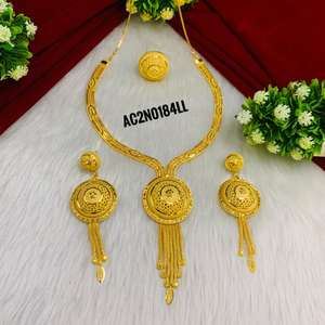 Conjunto de collar corto de alta calidad y nueva moda con estilo con pendientes y anillos, joyería de un gramo chapada en oro de 18 quilates para mujer - Product Image 2