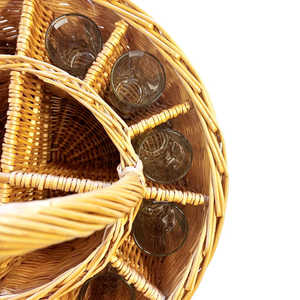 Cesta de bebidas de celebración de mimbre Buff Willow de lujo con vasos rectos sostenibles de 12 piezas - Product Image 3