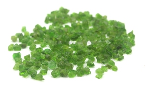Ensemble de 50 pièces de tourmaline verte naturelle de 2 à 4mm, belles pierres précieuses brutes en vrac. - Product Image 4