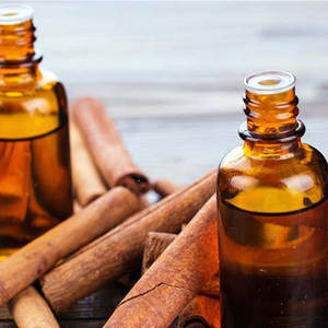 Aceite esencial de Casia certificado 100% puro y natural para aromaterapia con precio bajo y exportador a granel de alta calidad de la India - Product Image 1