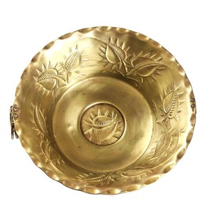 Bol à fruits sur piédestal gravé en laiton grand plat de compote de service à pied en métal doré avec poignée pour toutes les occasions de travail du métal orné - Product Image 4