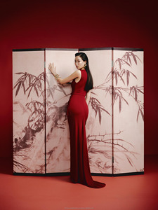 Robe longue moulante rouge premium avec boutons métalliques dorés, haute qualité, fabrication OEM au Vietnam - Product Image 2