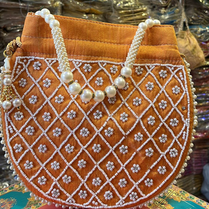 Magnifique fait main pour femmes soie mariage Rakhi cadeau indien ethnique Potli mariée bracelet sac à main sac de mariage pour les femmes faveur de mariage - Product Image 1