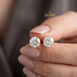 Boucles d'oreilles clous Zyorio Jewels en or 14 carats, diamant de laboratoire certifié IGI, taille brillant rond à 3 griffes, cadeau unisexe - Product Image 1
