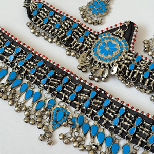 Gargantilla afgana vintage, conjunto de joyas con incrustaciones de lágrima azul brillante y abalorios de campana de plata, accesorios étnicos Kuchi - Product Image 1