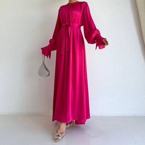 Abaya de satén modesto musulmán modesto con silueta recta y cintura natural - Product Image 5