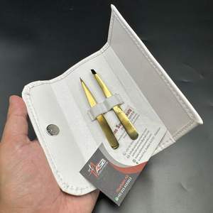 Pince à sourcils plaquée or avec logo personnalisé pointes pointues inclinées en acier durable avec étui blanc - Product Image 4