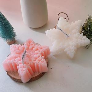 Vela Navideña de Copo de Nieve con Forma de Estrella de Seis Puntas TOOWIN, Regalo Simple y Creativo, Vela Perfumada Navideña con Forma de Copo de Nieve - Product Image 1