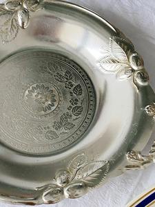 Placa de cargador en relieve Floral de plata Vintage con asas adornadas para decoración de mesa de comedor plato de servicio y uso doméstico festivo - Product Image 6