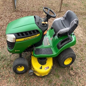 Tracteur de pelouse John Deere X320 avec accessoire souffleur à neige, essence, autopropulsé, 4 temps, monocylindre, décharge arrière - Product Image 3