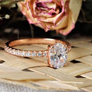 Bague de fiançailles fantaisie en diamant ovale pour elle - Product Image 4