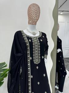 Conjunto de Top y Pantalón de Diseño Exclusivo para Bodas, en Georgette Sintética con Bordado de Hilo Pesado y Lentejuelas, con Dupatta de Encaje Elegante - Product Image 3