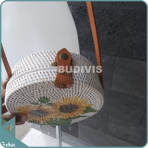 Sac rond en rotin imprimé pour femme fait à la main à Bali avec fermeture ouverte Design indonésien à la mode - Product Image 4