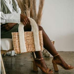 Sac à main tissé naturel Emilie fourre-tout avec poignée décorative de style perle - Product Image 6