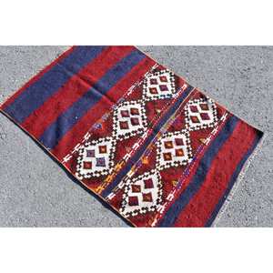 Alfombra turca Kilim, diseño de retales rojo y negro, área grande, técnica de tejido plano de 2,7x4,1 pies, respaldo de látex de lana para decoración de habitación de pasillo - Product Image 2