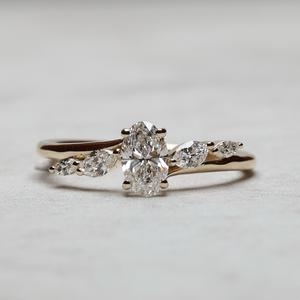 Bague de fiançailles Moissanite coupe ovale 8x6mm avec marquise et pierres latérales rondes | Bijoux fins de mariage de mariée - Product Image 1