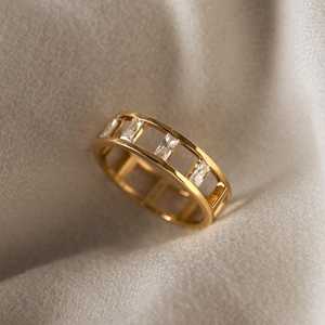 Anillo de boda de la eternidad de diamantes de oro macizo de 14K, anillo de escalera Baguette romántico con Baguette vertical, Diamante cultivado en laboratorio chapado en oro - Product Image 1