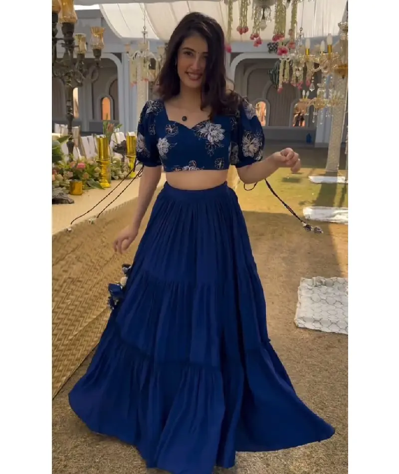 Las mujeres indias usan bordado de lentejuelas de tendencia con hermosa Red de mariposa de trabajo con bordado de secuencia Lehenga Choli para mujeres