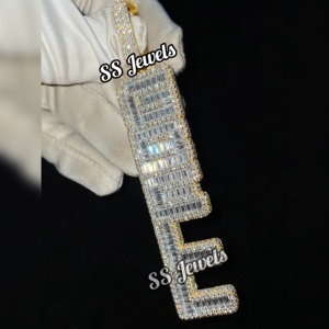 สร้อยคอเงินฮิปฮอปโมอิสซาไนท์สำหรับผู้ชายจี้เพชรประดับเพชรพร้อมตัวอักษรแนวตั้งที่กำหนดชื่อเองได้ - Product Image 5