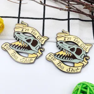 Insigne souple de conception de personnage d'anime personnalisé épinglettes en émail rougeoyant vert pour chapeau - Product Image 1