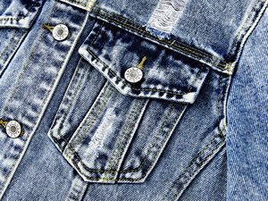 Veste en jean OEM pour femme bleu foncé à prix d'usine, avec poches intérieures et fermeture boutonnée, conçue pour le confort des femmes en toutes saisons - Product Image 4