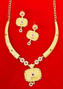 Ensemble de mode Dubai en or 24 carats Collier vintage classique Boucles d'oreilles Bracelets Peignes avec perle et diamant en laiton pour les anniversaires - Product Image 2