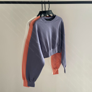 เสื้อสเวตเตอร์เอวลอยแขนยาวสำหรับผู้หญิงเสื้อสเวตเชิ้ตคอกลมสะอาดแบบเย็บติดโลโก้และสีแนวสตรีท - Product Image 1