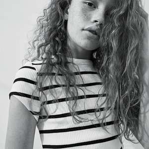 Camisetas de moda para chicas adolescentes con logotipo personalizado, camiseta sólida con cuello en V y botones para chicas - Product Image 5