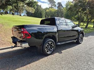 Auto Usado Super Limpio 2024, Hilux SR5 2.8DT Diésel, Automático, Volante a la Izquierda, 4x4, Asientos de Cuero, Techo Corredizo, Listo para Enviar - Product Image 3