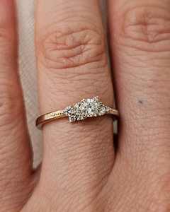 แหวนหมั้นเพชรโมอิสทรงกลมตัดขนาด6มม. | หินสามก้อนพร้อมแหวนเงินสีทองประดับงานแต่งงานของเจ้าสาว - Product Image 4