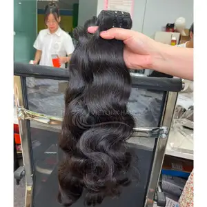 Fasci di capelli umani a doppio disegnato all'ingrosso con onda 100% corpo capelli ondulati cambogiani non trasformati da Vietlink