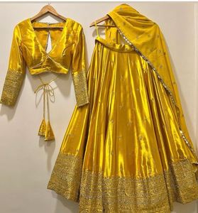 Ensemble Lehenga Choli Dupatta en Soie Chinon Semi-Pré-Plissé Brodé et Imprimé Numérique Gaufré, Réversible, Toutes Saisons, pour Fêtes Décontractées - Product Image 1