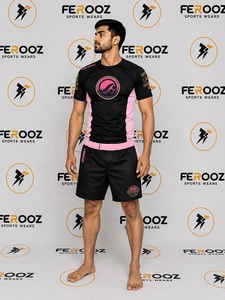 Tendance du moment : Rashguard unisexe Shayrol noir à manches courtes, personnalisé, avec logo coloré imprimé, séchage rapide, respirant et écologique - Product Image 5