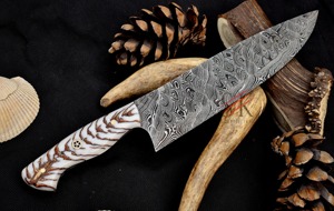 Cuchillo de chef de cocina profesional hecho a mano de acero de Damasco con mango de resina de alta calidad incluye cubierta. - Product Image 2