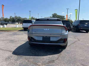 Crossover Eléctrico Usado 2024 con Doble Motor y Tracción en las Cuatro Ruedas, Aceleración Potente, Cabina Moderna con Enfoque Tecnológico, Suave y Silencioso, Suministrado desde Japón - Product Image 2