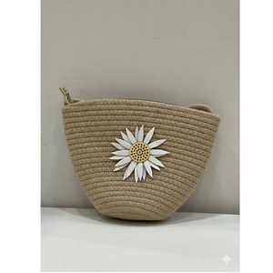 Venta al por mayor de bolsos de yute personalizados con asas cortas, reutilizables, reciclables y a la moda, disponibles a precio de exportación - Product Image 4